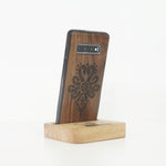 Lade das Bild in den Galerie-Viewer, Handystand Handyhalter Gravur personalisiert Oak Eiche Holz
