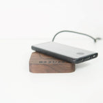 Lade das Bild in den Galerie-Viewer, Walnuss Walnut Holz Wirelesscharger Kabelos Gravur Personalisiert Ladegerat
