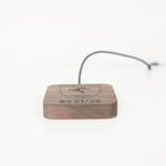 Lade das Bild in den Galerie-Viewer, Walnuss Walnut Holz Wirelesscharger Kabelos Gravur Personalisiert Ladegerat
